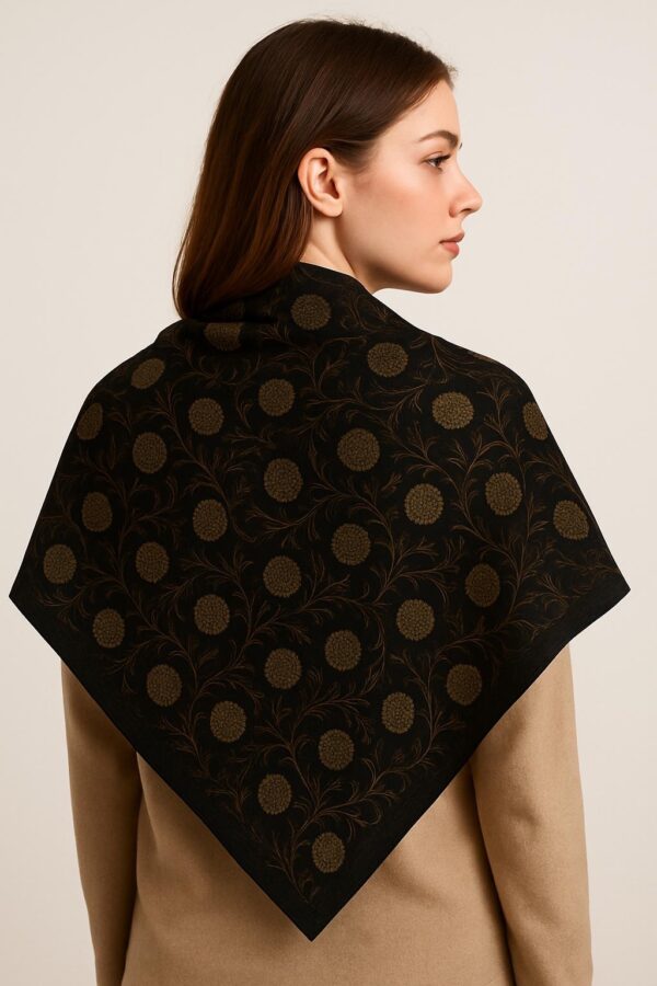 Un batic elegant din vâscoză, în nuanță neagră cu imprimeu floral auriu, dimensiune 85x85 cm. Ideal pentru ținute de zi sau de seară.