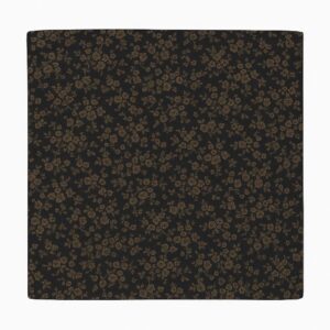 Batic pătrat din vâscoză 75x75 cm, ușor și plăcut la purtare, decorat cu imprimeu floral elegant. Ideal pentru a fi purtat pe cap, pe umeri sau accesoriu la ținutele de zi cu zi.