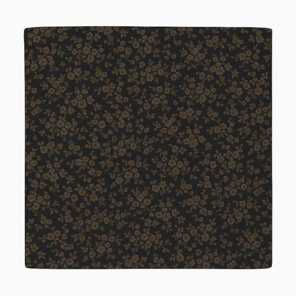 Batic pătrat din vâscoză 75x75 cm, ușor și plăcut la purtare, decorat cu imprimeu floral elegant. Ideal pentru a fi purtat pe cap, pe umeri sau accesoriu la ținutele de zi cu zi.