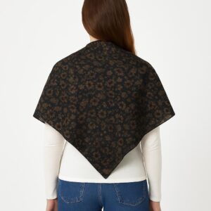 Batic pătrat din vâscoză, 80x80 cm, negru cu imprimeu floral auriu. Ușor, fin și elegant, poate fi purtat pe cap, pe umeri, pe spate sau înfășurat la gât – accesoriul perfect pentru ținute casual și elegante.
