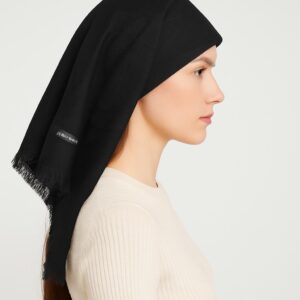 Batic din cașmir premium, negru, cu model floral discret și franjuri elegante pe toate laturile. Dimensiune 75x75 cm – accesoriu versatil pentru ținute rafinate.