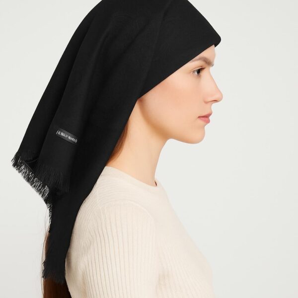 Batic din cașmir premium, negru, cu model floral discret și franjuri elegante pe toate laturile. Dimensiune 75x75 cm – accesoriu versatil pentru ținute rafinate.